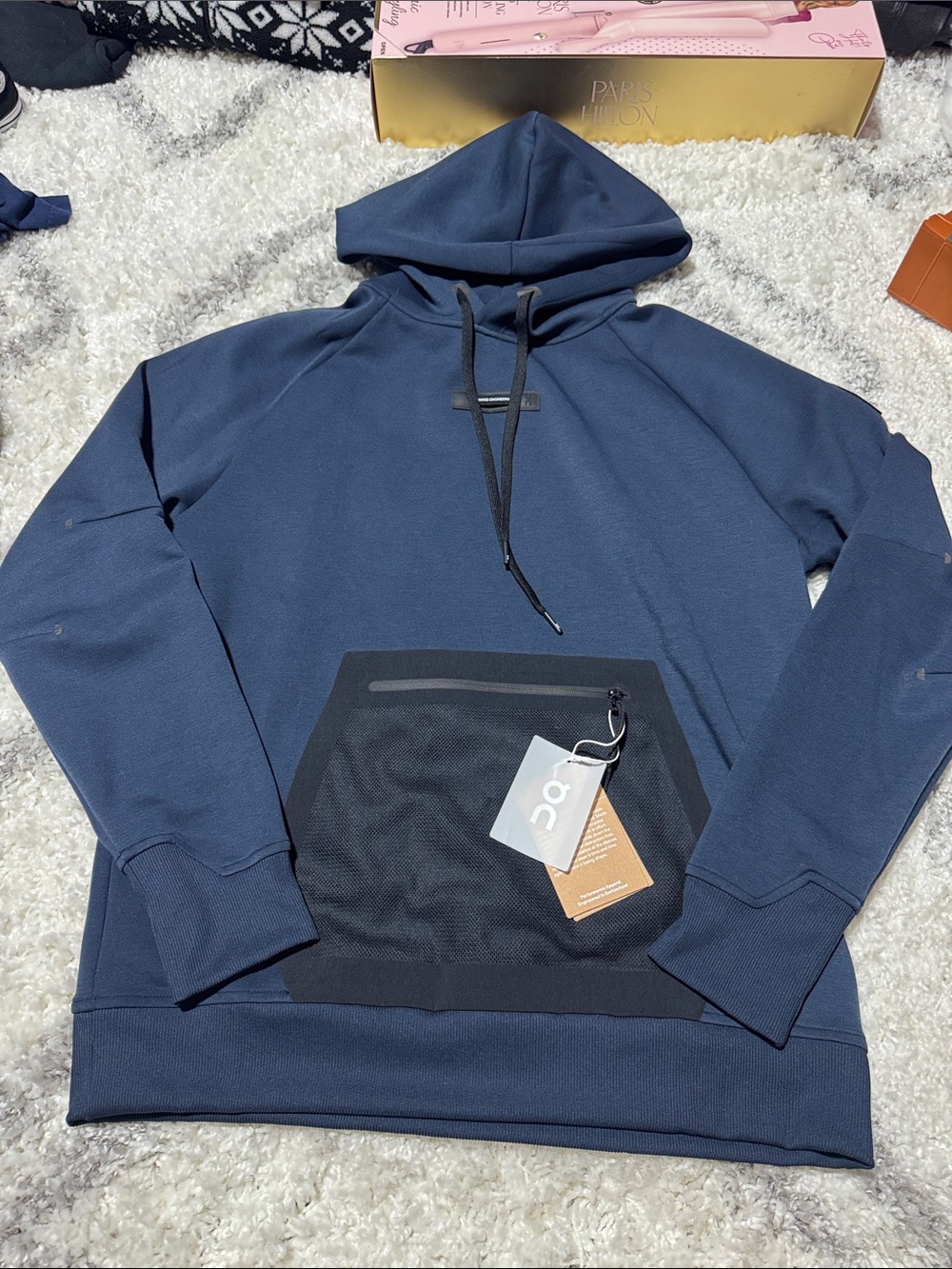 On Running Navy Hooded Pullover with Black Mesh Pocket Msrp $150